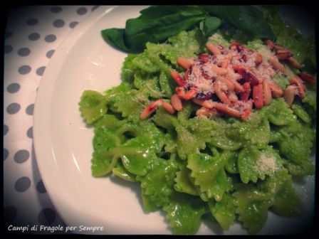 Pasta al pesto di basilico con pinoli croccanti