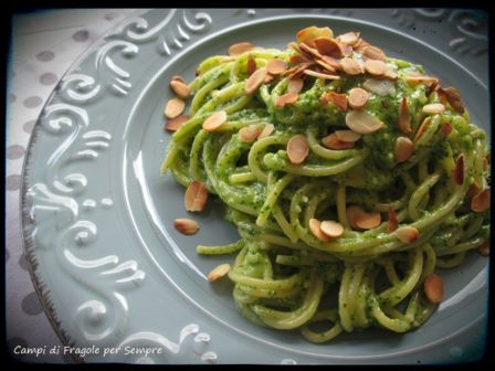 Spaghetti al pesto di rucola con mandorle croccanti