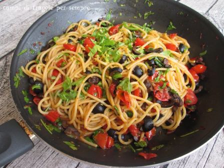 Spaghetti con olive nere, pomodorini, rucola e limone