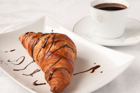 Cornetti di pasta sfoglia al cioccolato