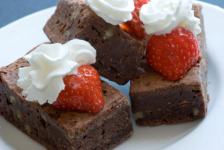 Brownies con fragole e panna montata