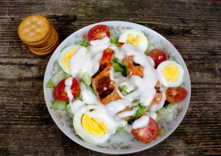 Insalata con pollo grigliato, uova sode e pomodorini