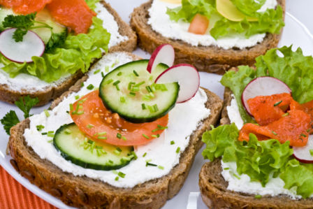 Tartine di pane ai cereali con salmone e cetrioli