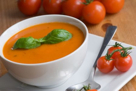 Zuppa di pomodoro al forno e basilico