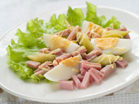 Insalata di uova sode e prosciutto cotto