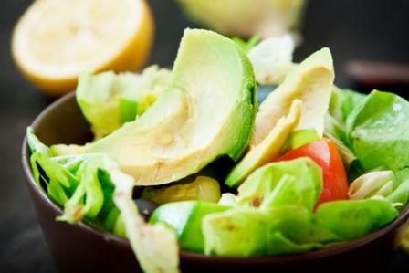 Insalata vegana con avocado, ricetta semplice