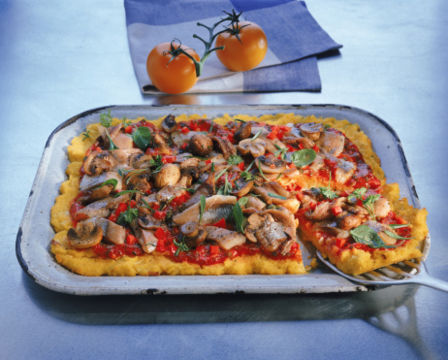 Pizza di polenta con funghi e speck