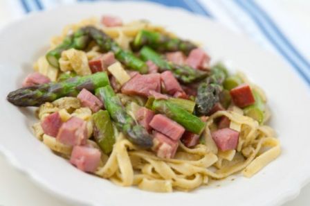 Tagliatelle asparagi e prosciutto crudo