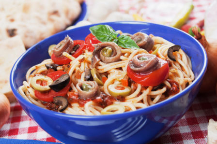 Pasta con pomodori acciughe e peperoncino