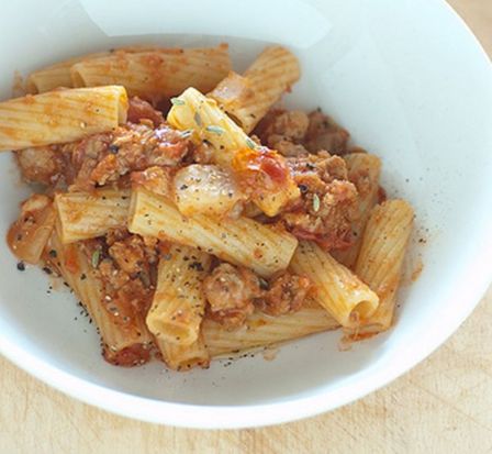 Pasta al ragù di funghi e prosciutto