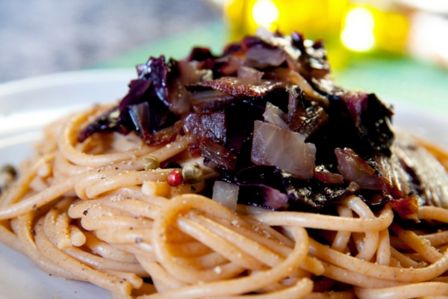 Pasta al radicchio rosso e gorgonzola con noci