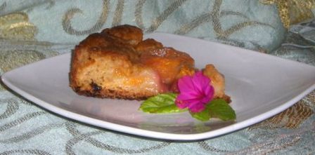 Torta con macedonia, di frutta fresca, avanzata