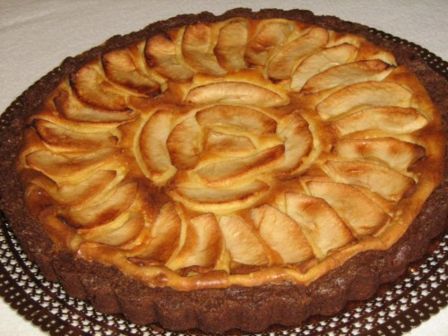 Crostata al cacao con mele e crema mascarpone. Ricetta passo passo con foto.