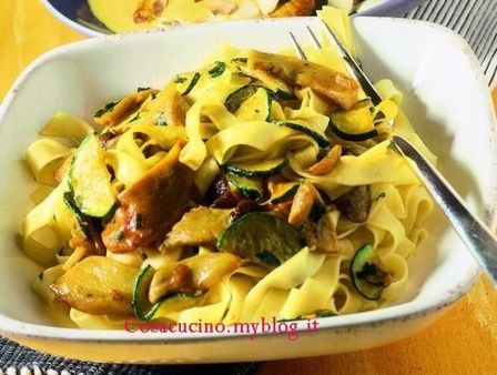 Tagliatelle con funghi e zucchine