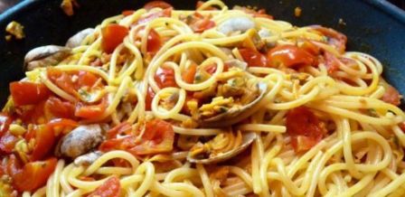 Spaghetti con le vongole al profumo di zafferano