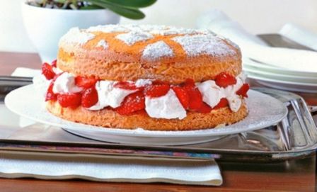 Torta morbida fragole e panna. Un idea per la festa della mamma.