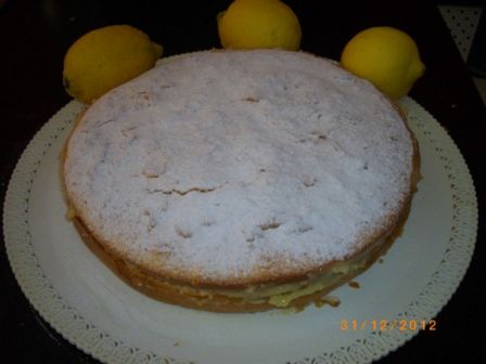 Torta soffice al limone farcita con crema al limone