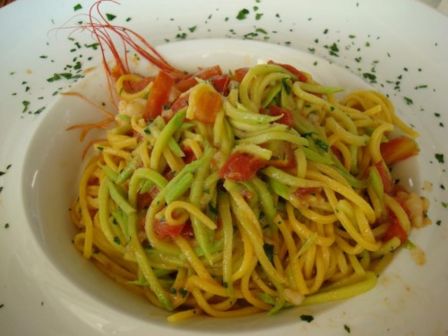 Spaghetti con pesto di zucchine e gamberi - Ricette di Sardegna