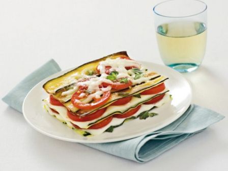 Parmigiana di pasta, zucchine e pomodori
