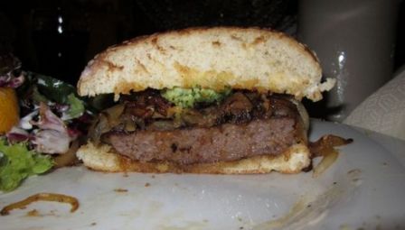 Hamburger con cipolla stufata per un panino gustoso