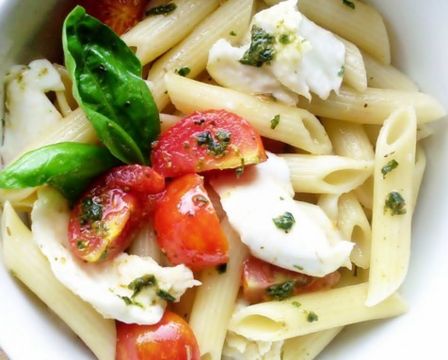 Pasta fredda pomodoro, mozzarella e basilico