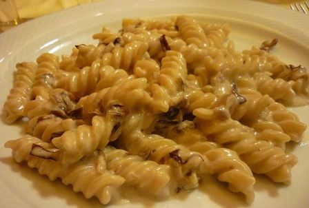 Fusilli gorgonzola noci e radicchio