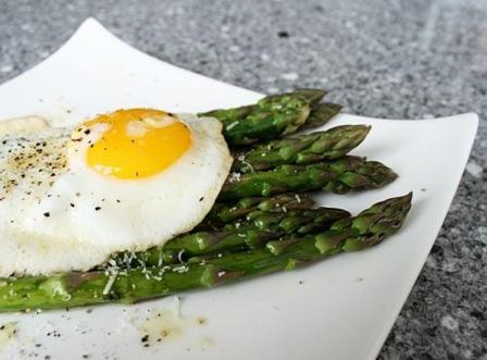 Uova asparagi e formaggio