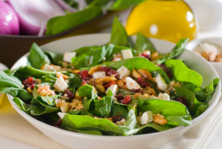 Spinaci crudi a insalata con parmigiano e funghi