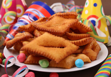 Dolci di Carnevale tipici: chiacchiere, castagnole, tortelli e bomboloni