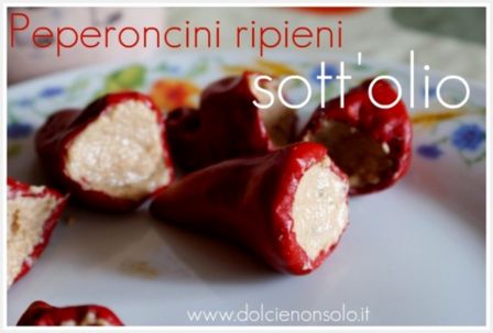 Peperoncini ripieni sott'olio