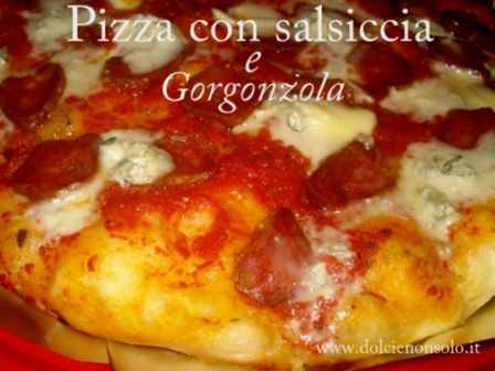 Pizza con salsiccia e gorgonzola