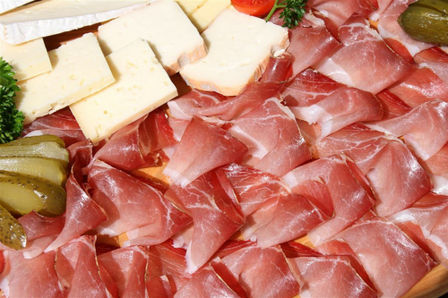 Menu di Natale: antipasto di salumi, bocconcini e olive con Prosecco DOCG