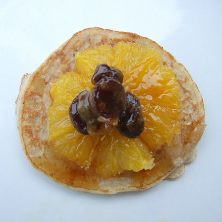 Blinis dolci con arance e uvetta caramellate, con crema di nutella e gelatina di frutti di bosco