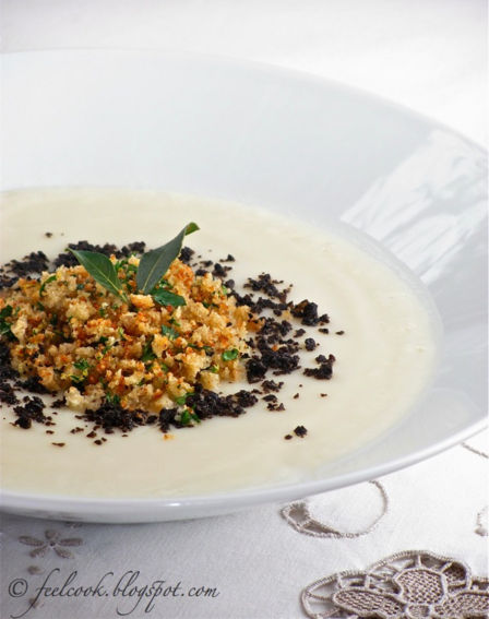 Crema di cavolfiore con briciole di pane e polvere di olive