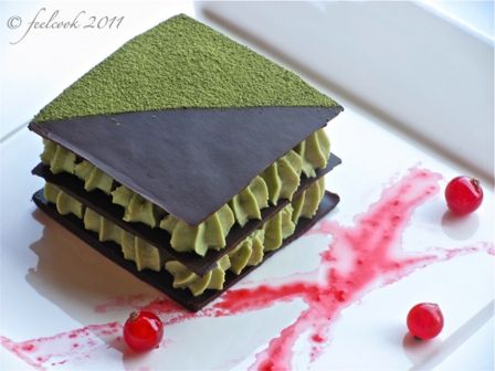 Millefoglie di cioccolato con mousse al tè verde e salsa di ribes