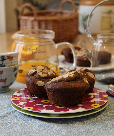 Muffin al cioccolato ripieni di confettura di more di rovo