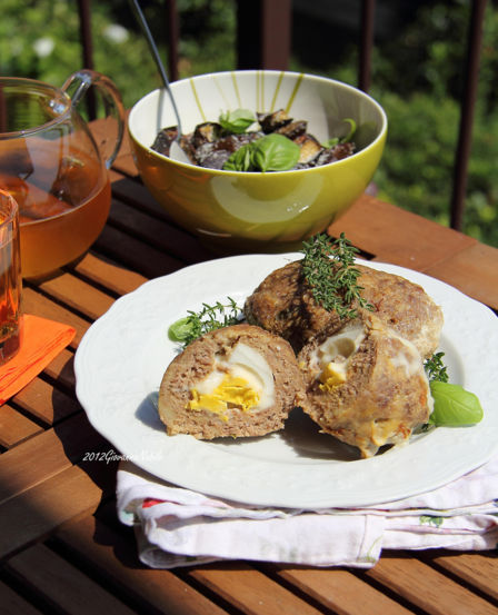 Cena di fine estate: polpettone ripieno con uova sode al cartoccio, melanzane al forno, insalata di stagione e granita al limone