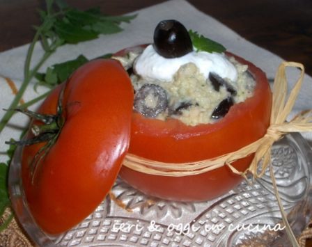 Pomodori crudi ripieni di salsa ai cetrioli, tonno e yogurt grego