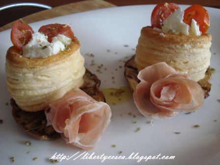 Vol-au-vent feta, pomodorino e crudo / Vol au vent with feta cheese, cherry tomatoes and Parma ham