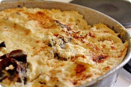Tave kosi un piatto tipico che in Albania si mangia specialmente nei giorni di festa.