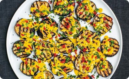 Melanzane grigliate con zafferano, yogurt e peperoncini marinati.