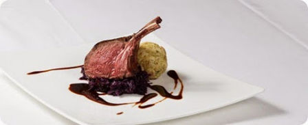 Carne di cervo con cavolo rosso e gnocchi di zucca.