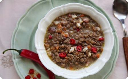 Minestra di lenticchie con castagne e peperoncino.
