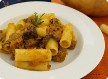Ricette di Natale per tutti i gusti: Rigatoni zucca, salsiccia e funghi.