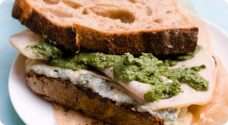 Pesto di borragine per farcire un velocissimo panino ripieno di gorgonzola e arrosto di tacchino.