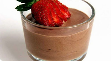 Mousse veloce al cioccolato senza zucchero.