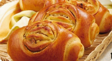 Cornetti alla vaniglia e noci.