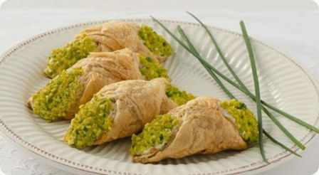 Cannoli sfogliati con ricotta, salmone e pistacchi.