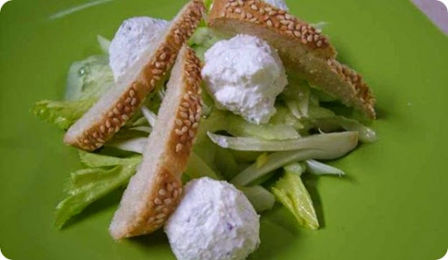 Polpettine al formaggio in insalata.
