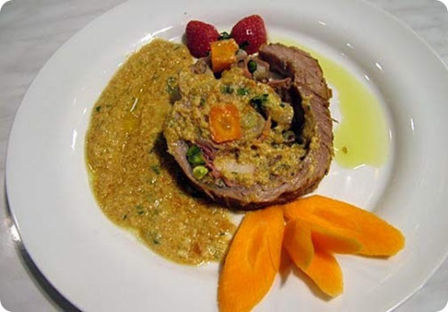 Rollè di vitello in fricassea con verdure tritate.